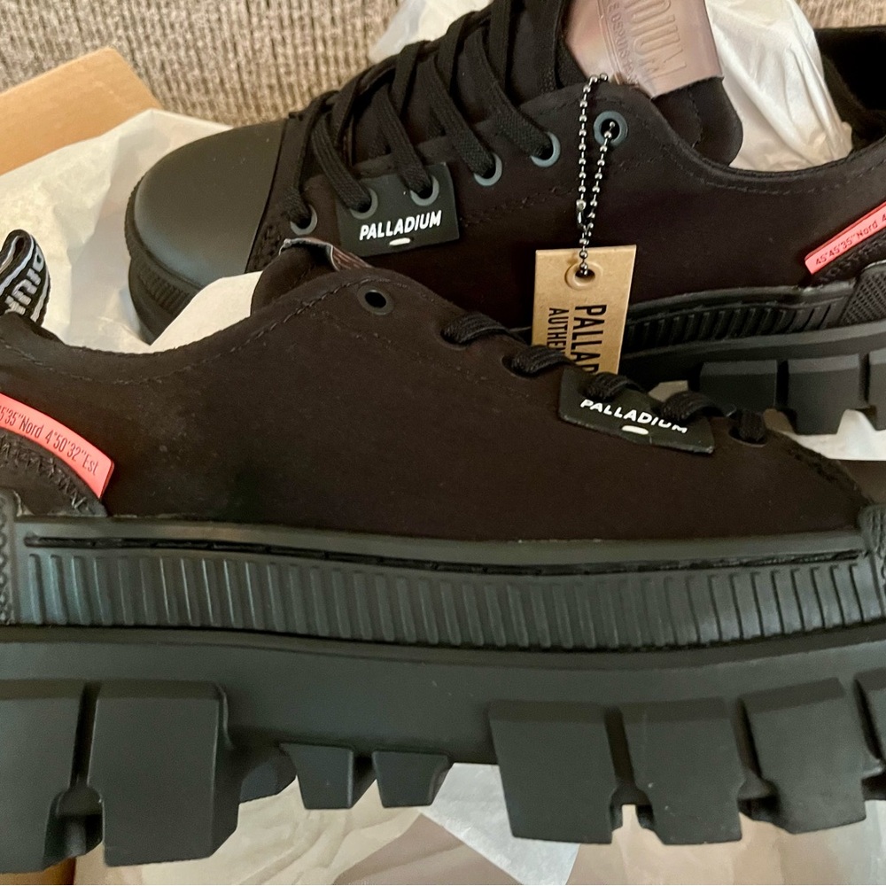 Palladium Revolt Lo TX Women's Sneakers in Black